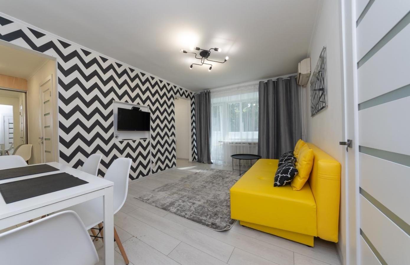 Flat 24 On Lesi Ukrainki 12 With 1 Bedroom Kijev Kültér fotó